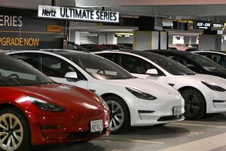 Autopůjčovna Hertz vystřízlivěla, zbavuje se tisíců elektromobilů s obří ztrátou - Novinky